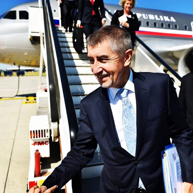Andrej Babiš vystupuje z letadla v Thaisku
