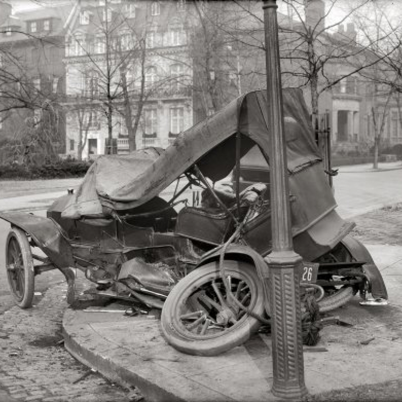 Bouračka ve Washingtonu, rok 1917. Auto má poznávací značku zřejmě s číslem 26.