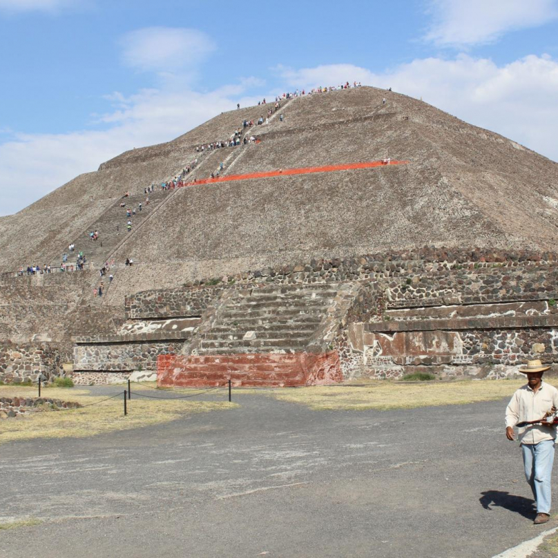 Schody na vrchol pyramidy Slunce jsou velmi příkré.