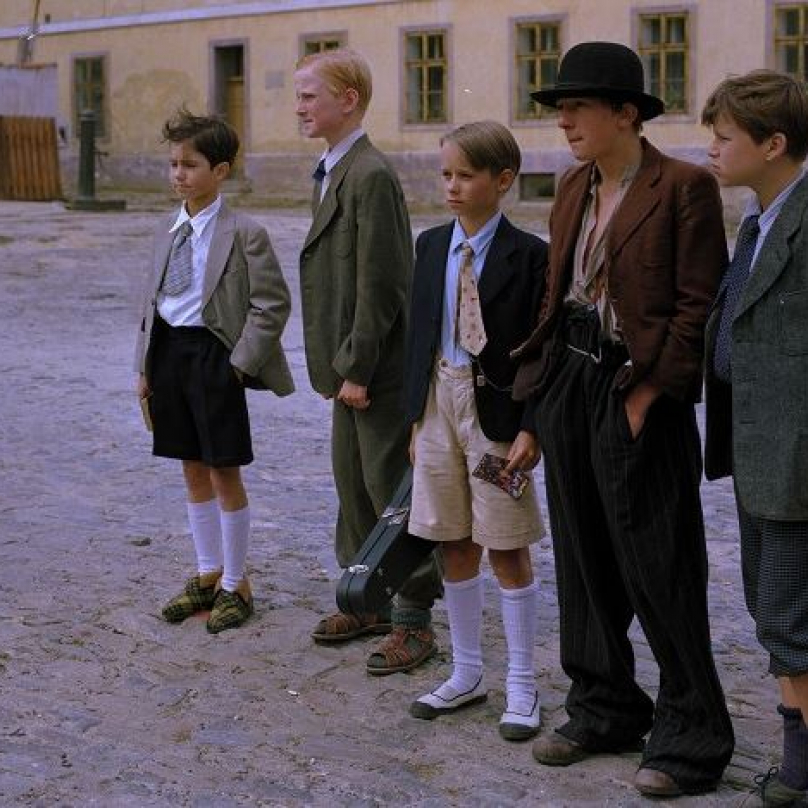 Bylo nás pět. Na motivy knihy Karla Poláčka vznikl v roce 1994 populární šestidílný seriál. Na snímku Jaroslav Pauer, Jan Brynych, Adam Novák, Jan Müller a Štěpán Benyovszký.