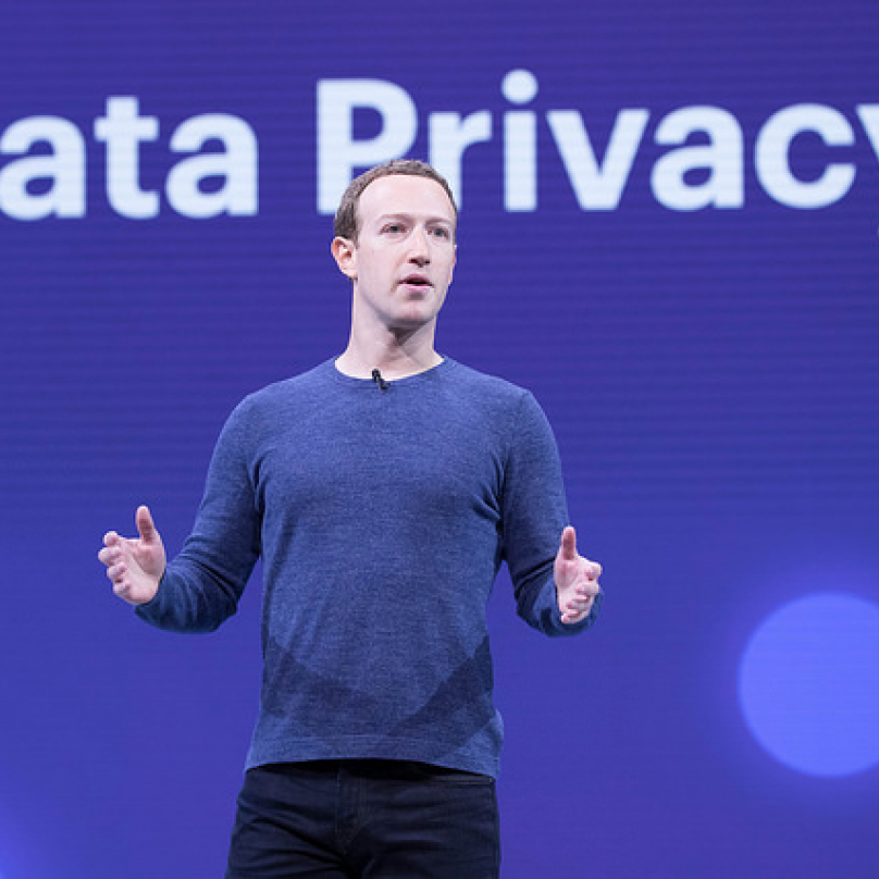 Zuckerbergovi skandál se zneužitím privátních dat uživatelů Facebooku vaz nesrazil.