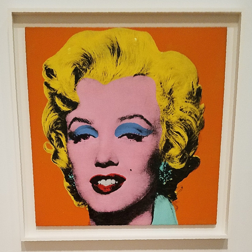 Andy Warhol se věnoval také tvorbě portrétů slavných osobností. Například Marylin Monroe.