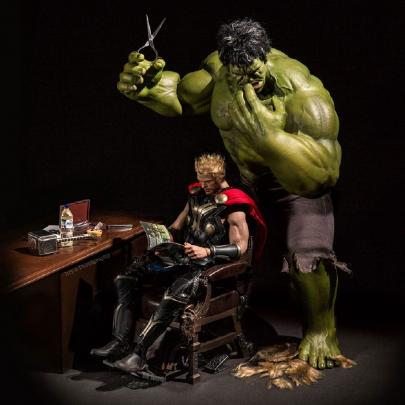 Thór nebo Thor? Na krátko je to lepší...Jindy se jedná o typický situační humor, jako když Hulk-holič zbaví Thora jeho slavné blonďaté kštice. Nehoda nebo záměr? Fanoušci vědí, že zelený obr a polobůh z Asgardu se navzájem moc nemusí...
