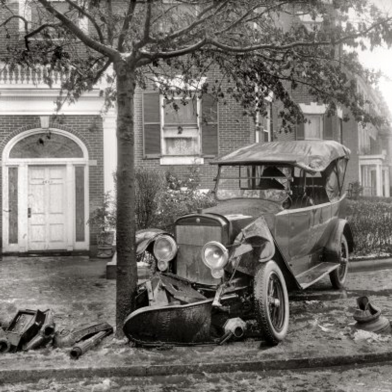 Zimní nehoda, cca. 1920. Obětmi byly poštovní schránka, sloup osvětlení a telefonní stanoviště. 