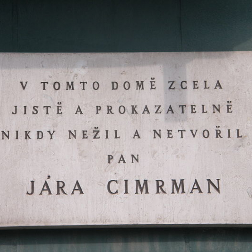 Cedule na domě, ve kterém Jára Cimrman nikdy nežil.
