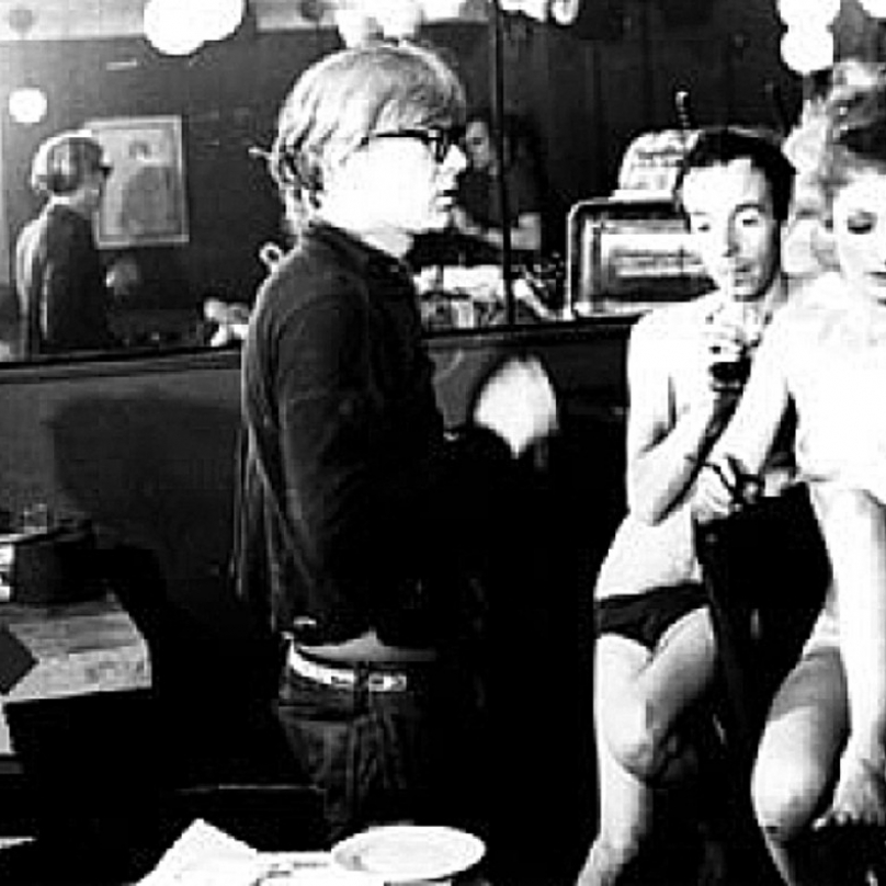 Andy Warhol a jeho herci během natáčení The Nude Restaurant.