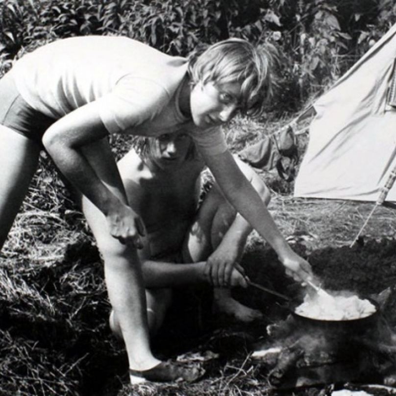 Angela jako mladá tábornice. Historický snímek z roku 1973.