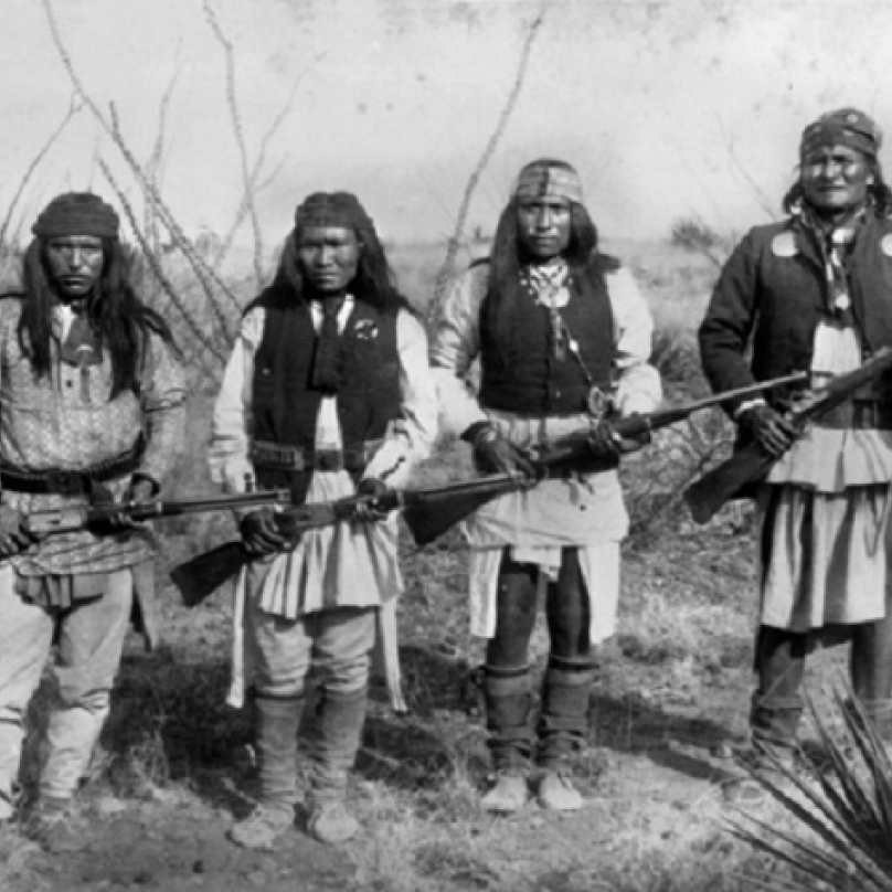 Geronimo (vpravo) a jeho spolubojovníci