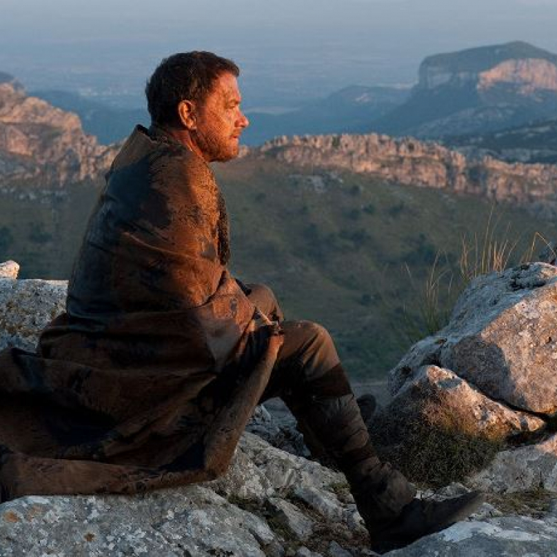 Záběr z filmu Atlas mraků, ve kterém si Tom Hanks zahrál hned čtyři role. Lékaře, jaderného fyzika, gangstera a vesničana z postapokalyptické budoucnosti.