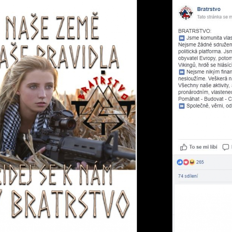 V Bratrstvu fotografie těhotných žen v krojích střídají pohledné ozbrojené vojandy. Takhle se to dělá!