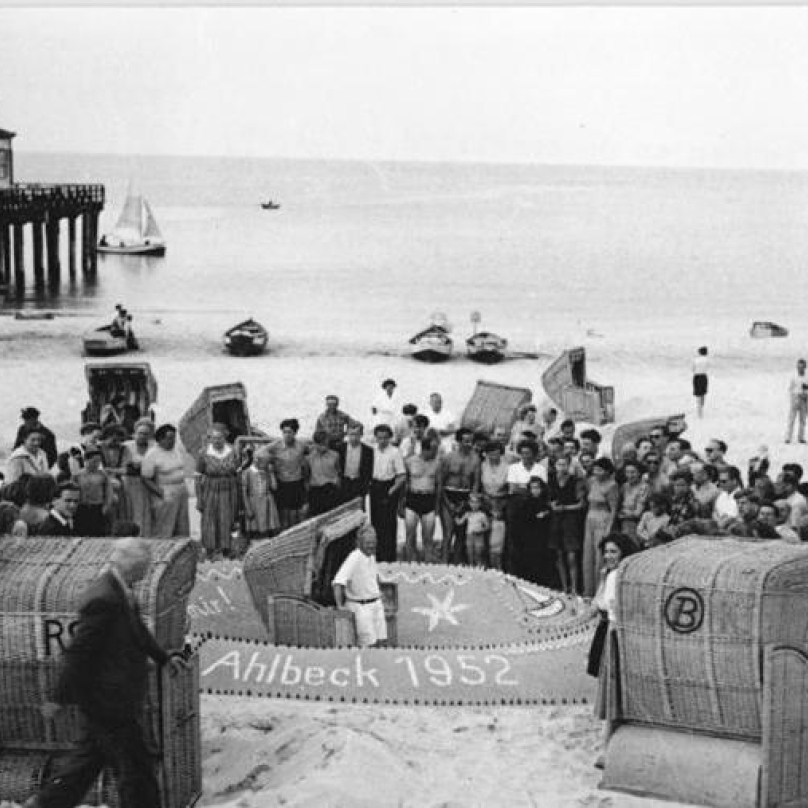 Ahlbeck 1952. Dovolená na pobřeží Baltského moře. „Právo na práci - právo na odpočinek. Pracující obyvatelé NDR čerpají nové síly pro plnění pětiletého plánu a zachování míru.“