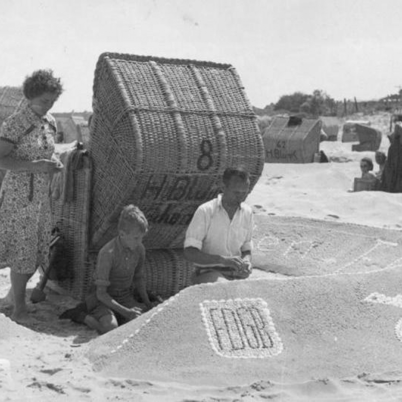 Rodinná dovolená na pláži u Ahlbecku na ostrově Usedom v roce 1952.