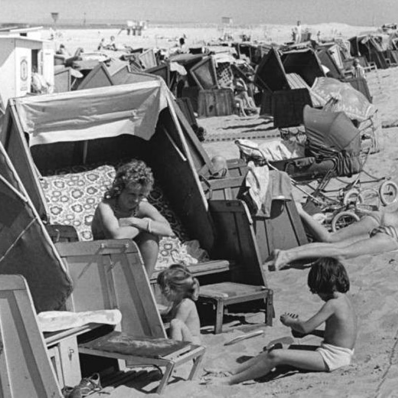 Opalování za slunného dne na pláži nedaleko Warnemünde v roce 1987.