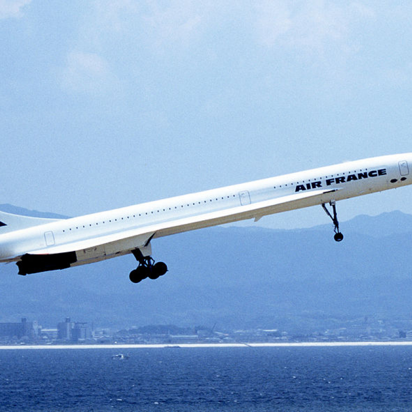 Concorde přistávající na Kansai International Airport. Rok 1994.