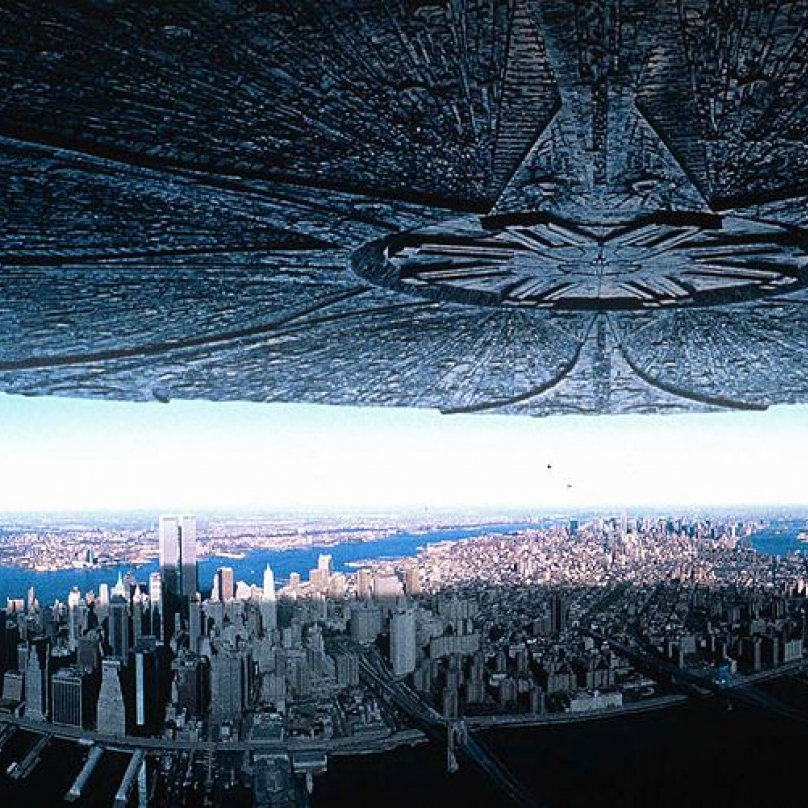 Den nezávislosti - velkofilm Rolanda Emmericha o příletu obrovských mimozemských lodí, které napadnou Zemi. Mimozemšťané disponují drtivou sílou a lidstvo a není vůbec připraveno. Podaří se lidstvu přežít?