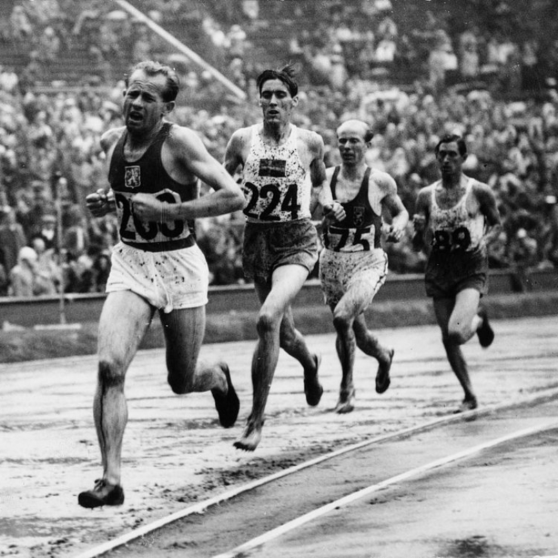 Emil Zátopek při běhu na 5000 metrů na olympiádě v Londýně (1948). Stíhá ho švédský atlet Erik Ahldén.