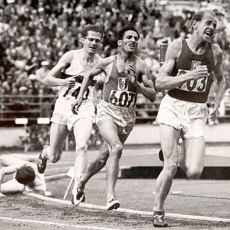 Běh na 5000 metrů na olympijskách hrách v Helsinkách (1952). Za Zátopkem běžci Herbert Schade a Alain Mimoun.