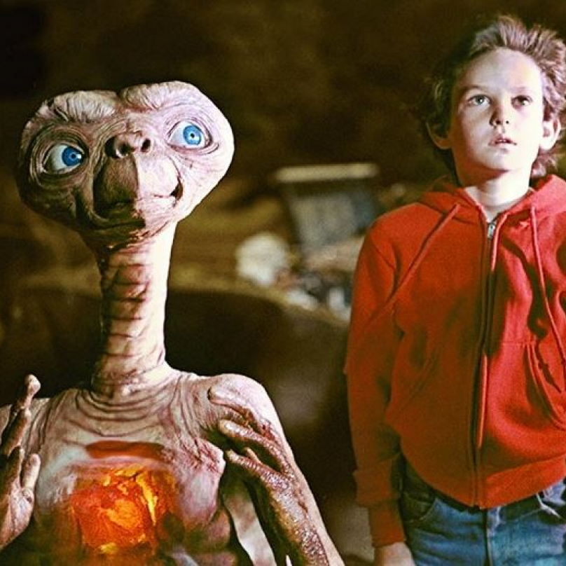 E.T. - Mimozemšťan je snímek od filmařského mistra Stevena Spielberga. Vypráví o roztomilém mimozemšťanovi, který nestihne odletět domů a nachází úkryt u desetiletého Elliota.