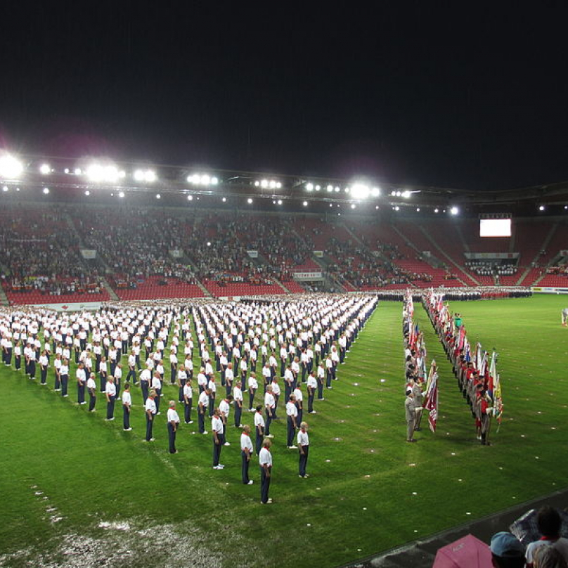 Formace cvičenců během zahajovacího ceremoniálu XV. všesokolského sletu v roce 2012