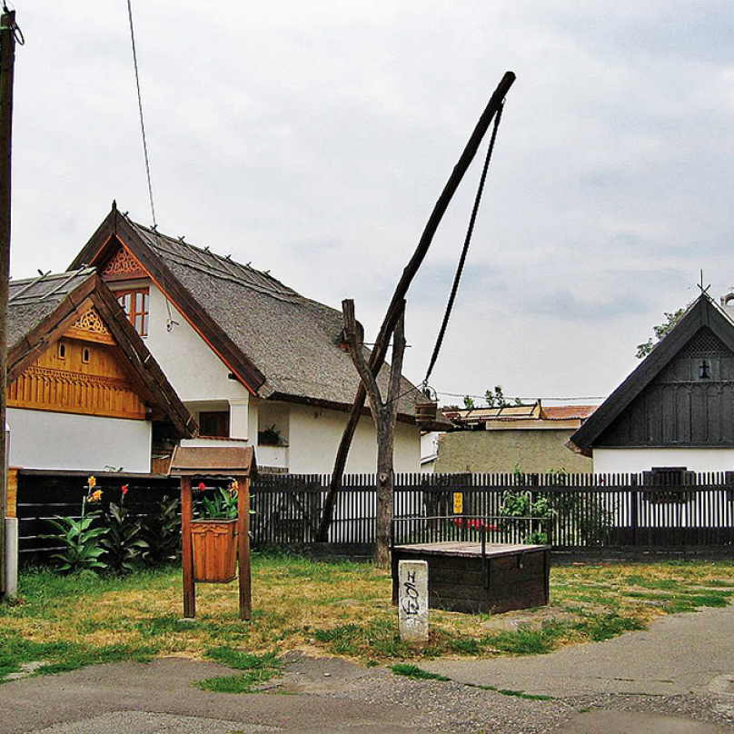 Malá čtvrť Hadas v městečku Mezőkövesd, kterou tvoří prakticky jen dvě ulice, zato plné 400 let starých a stále obývaných domů.