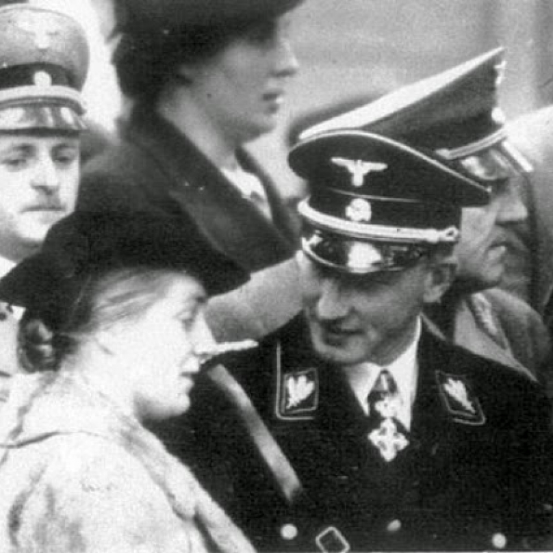 Byla to Lina, kdo poté, co mu vyšlapala cestičku na vrchol NSDAP, Heydricha přiměl, aby vstoupil do SS.