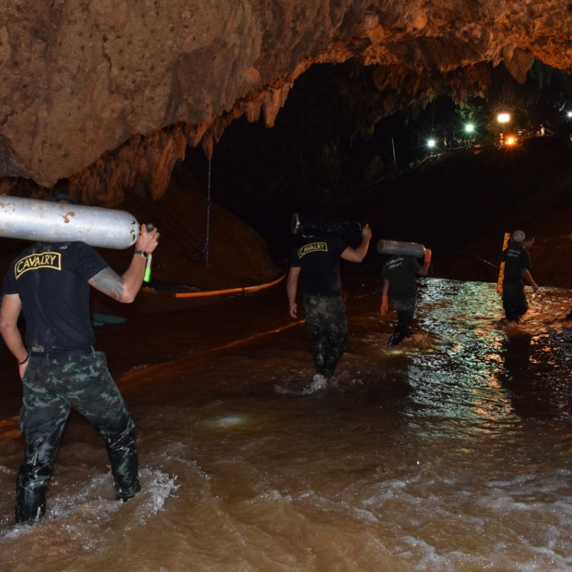 Andrej nosí spolu s ostatními v jeskyni kyslikovou bombu