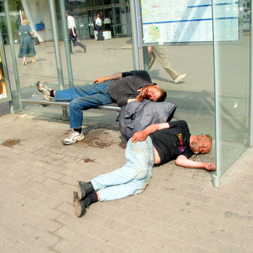 Bezdomovci zaspali. Teplý květen je zaskočil