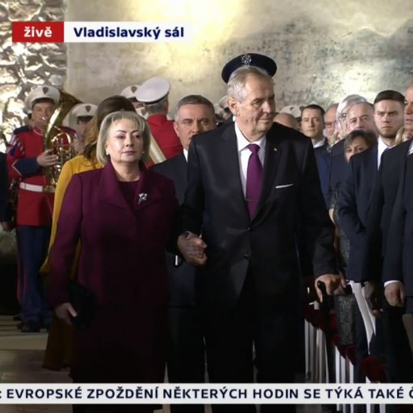 Miloš Zeman a jeho lidská hůlka Ivana prochází mezi hosty ve Vladislavském sále.