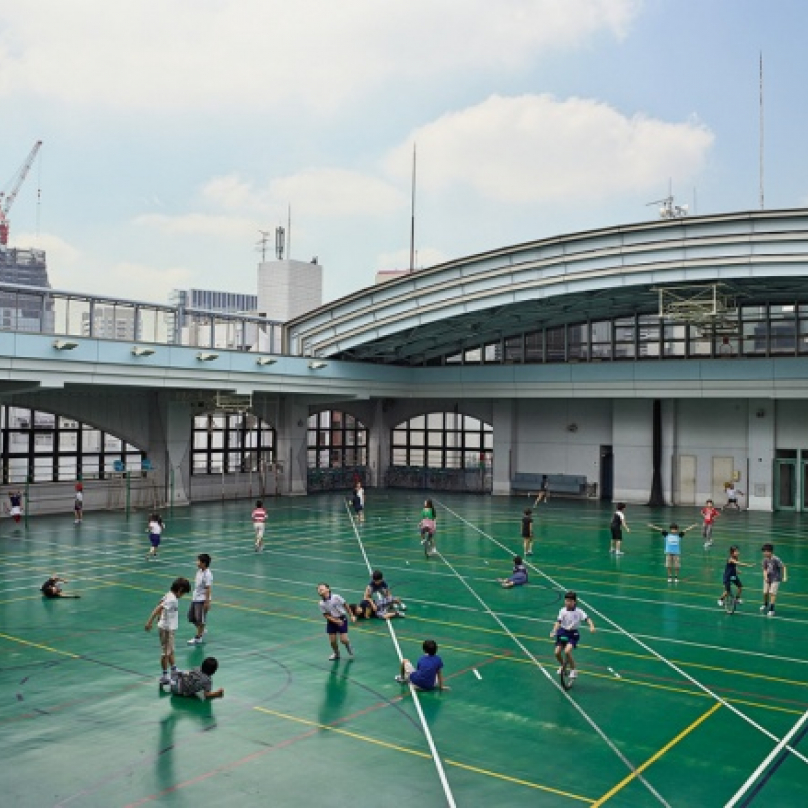 V Japonsku jsou pozemky drahé, a tak školy staví sportoviště na svých střechách. Takže bacha při fotbale, jinak pro míč poběžíte sedm pater dolů.