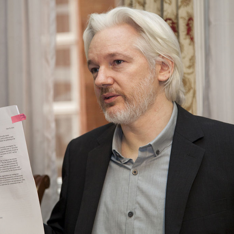 Julian Assange je australský vydavatel a internetový aktivista. 