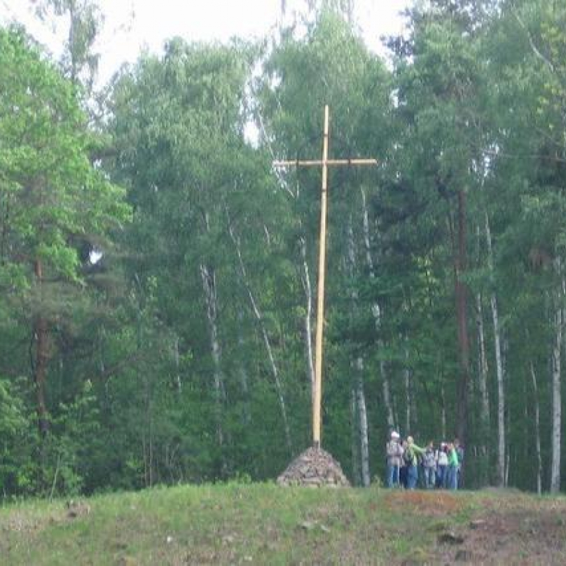 Kříž nazvaný Trnová koruna na kopci nad bývalou osadou Ležáky.