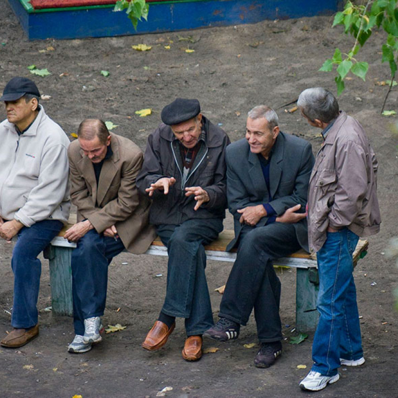 Jedna lavička, tisíc příběhů. Ukrajinský fotograf Yevhen Kotenko je během deseti let všechny zachytil.
