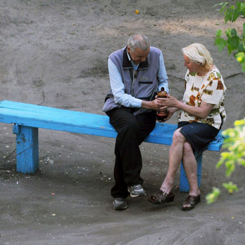 Kotenko celou dekádu fotí jednu lavičku u pískoviště v praku na předměstí Kyjeva.