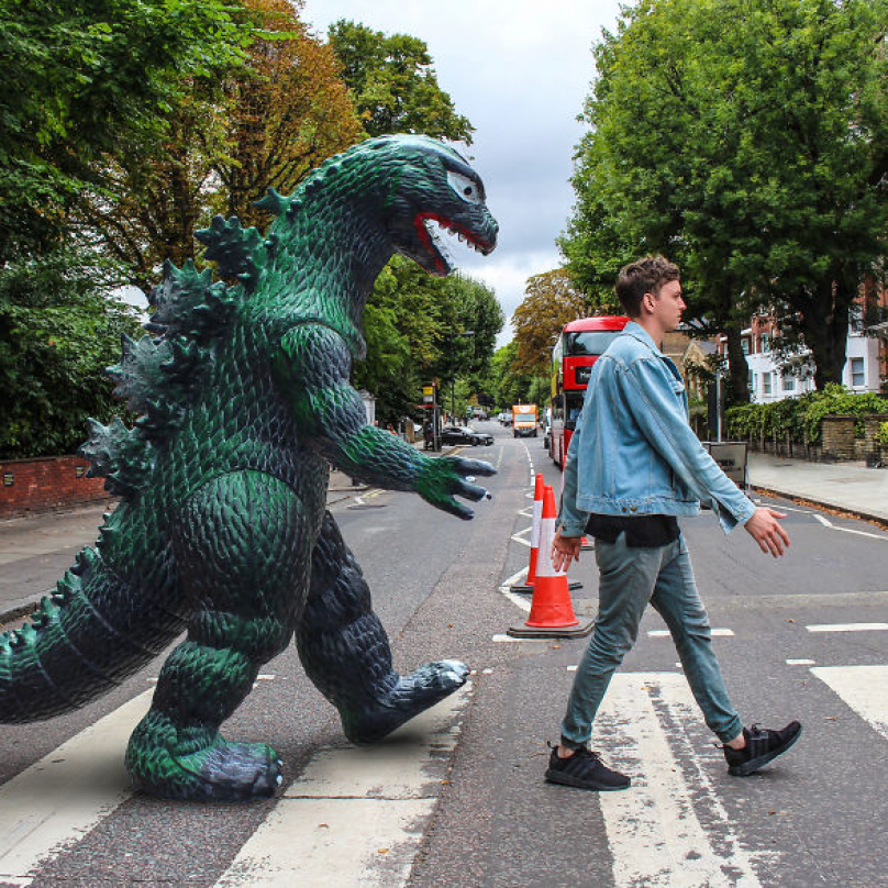 Stejnou cestou kráčeli i Beatles, teď se po přechodu na Abbey Road díky Photoshopu prošla japonská nestvůra.