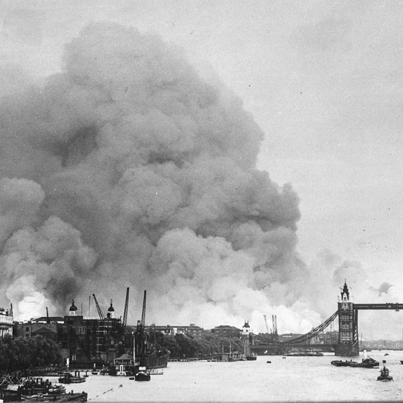 Dým nad Londýnem po německém náletu 7. září 1940