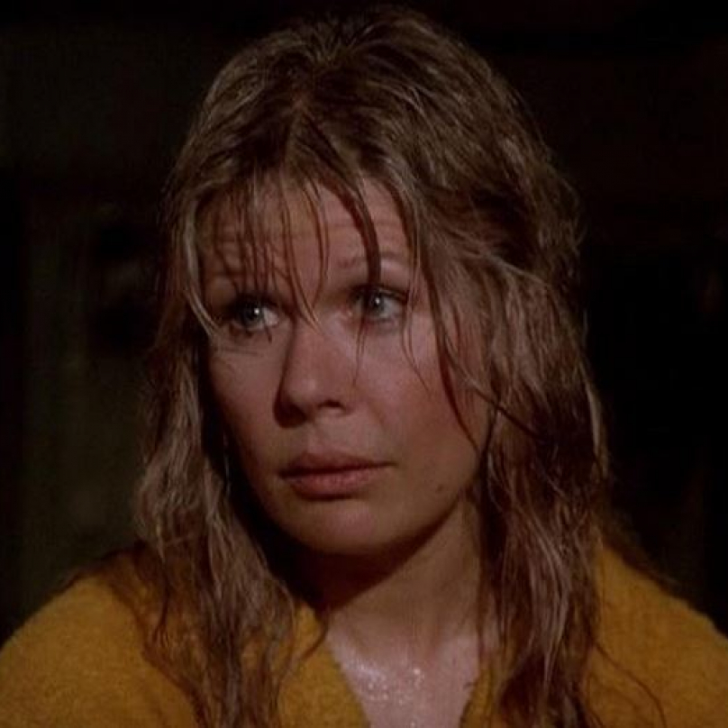 Loretta Swit aka major Houlihan vydala krátce po skončení seriálu knihu o vyšívání. Roky uváděla pořad o přírodě na Discovery Channel.