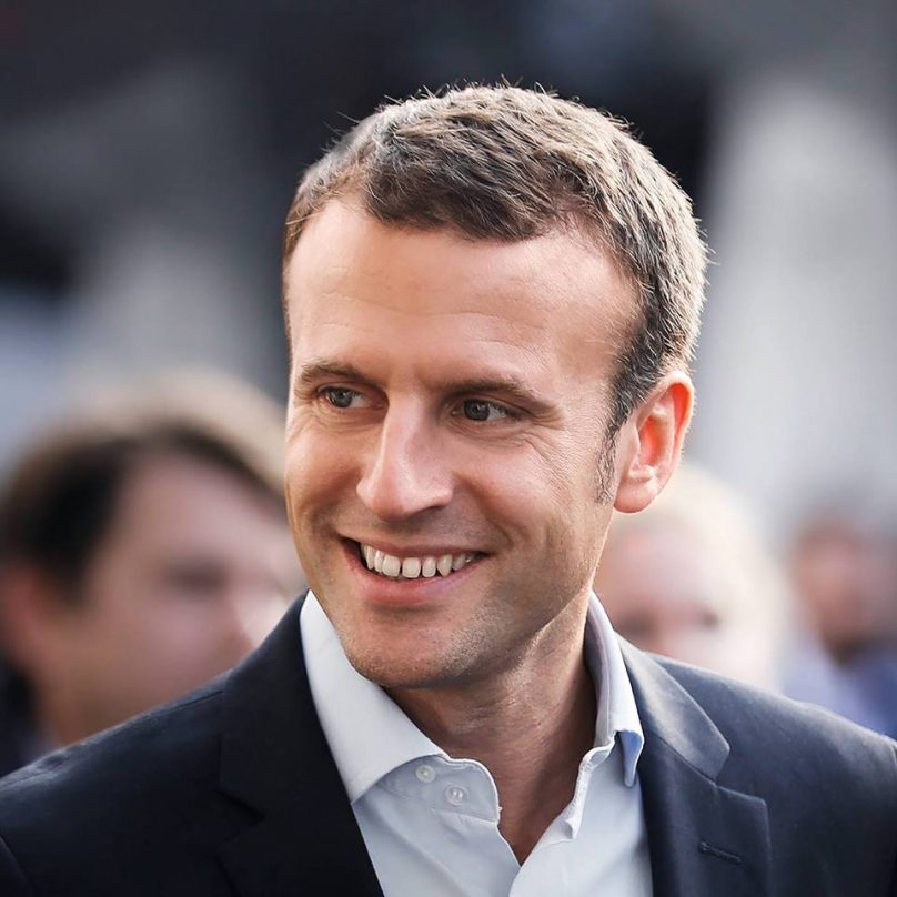 Macron úsměvy rozhodně nešetří. A vtípky také ne.