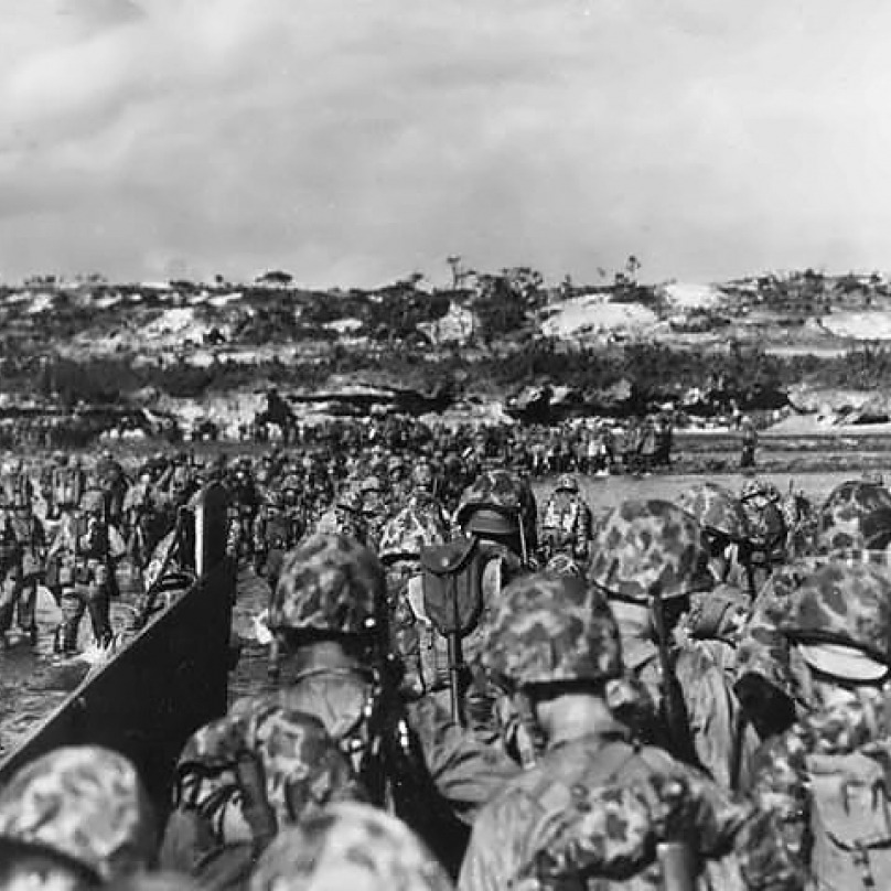 Vylodění u Okinawy 1. dubna 1945.