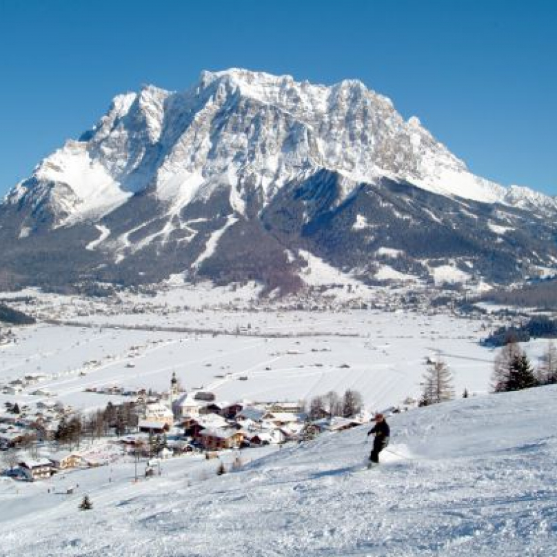 Přímo nad sjezdovkou se tyčí vrchol Zugspitze