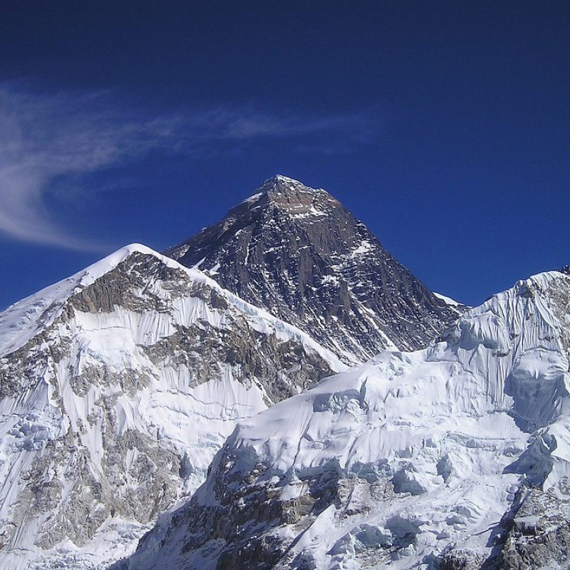 Kolem Mount Everestu se válí tisíce tun odpadků.