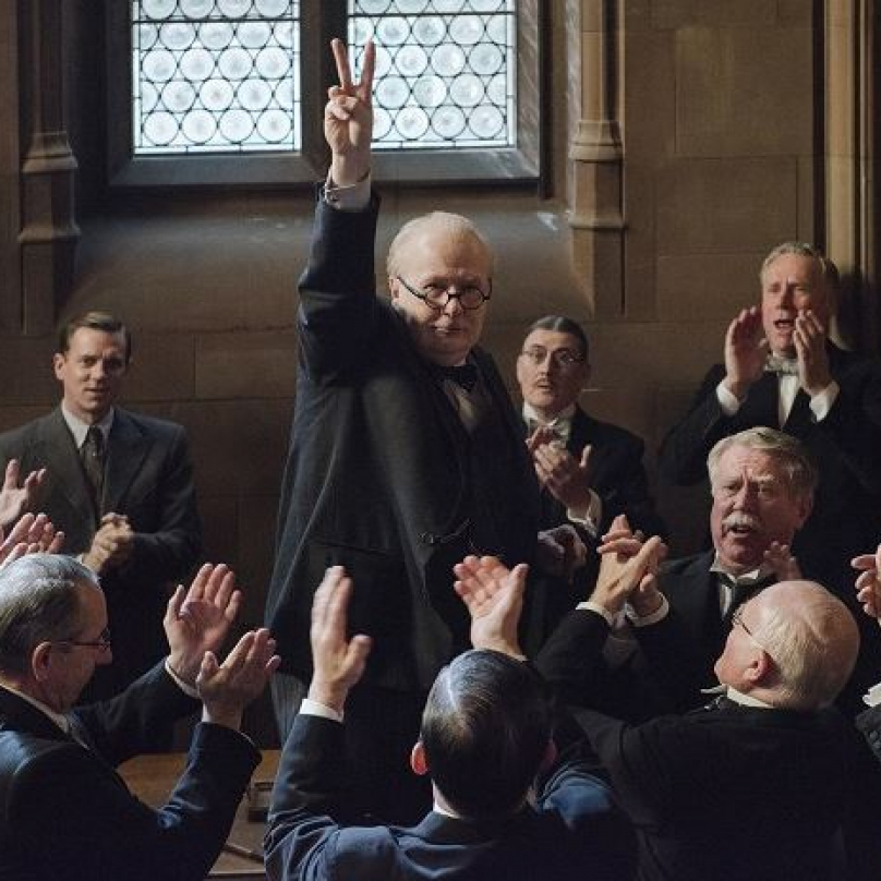 Gary Oldman coby Winston Churchill bude v kategorii Nejlepší herec v hlavní roli Lewisovým konkurentem.