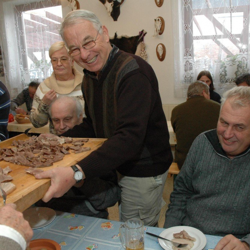 Díky médiím se dozvíte o téměř každém kroku Miloše Zemana. Vlastně i o každém snězeném jídle, které měl.