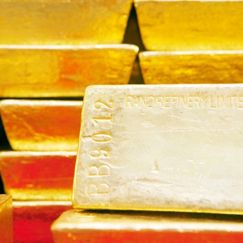 Zlato je jako kov jedlé, nicméně se míchá s jinými nejedlými kovy, takže náušnice po babičce si ke svačině radši nedávejte.