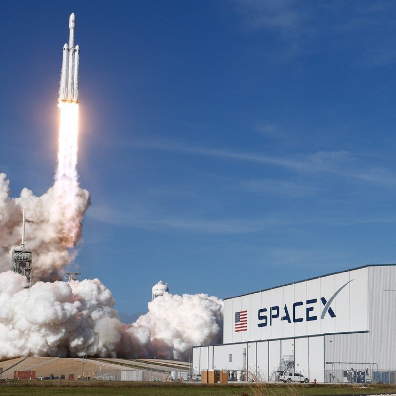 Podle polského portálu Gazeta.pl se Tomek podílel na vývoji rakety Falcon Heavy společnosti SpaceX Elona Muska.