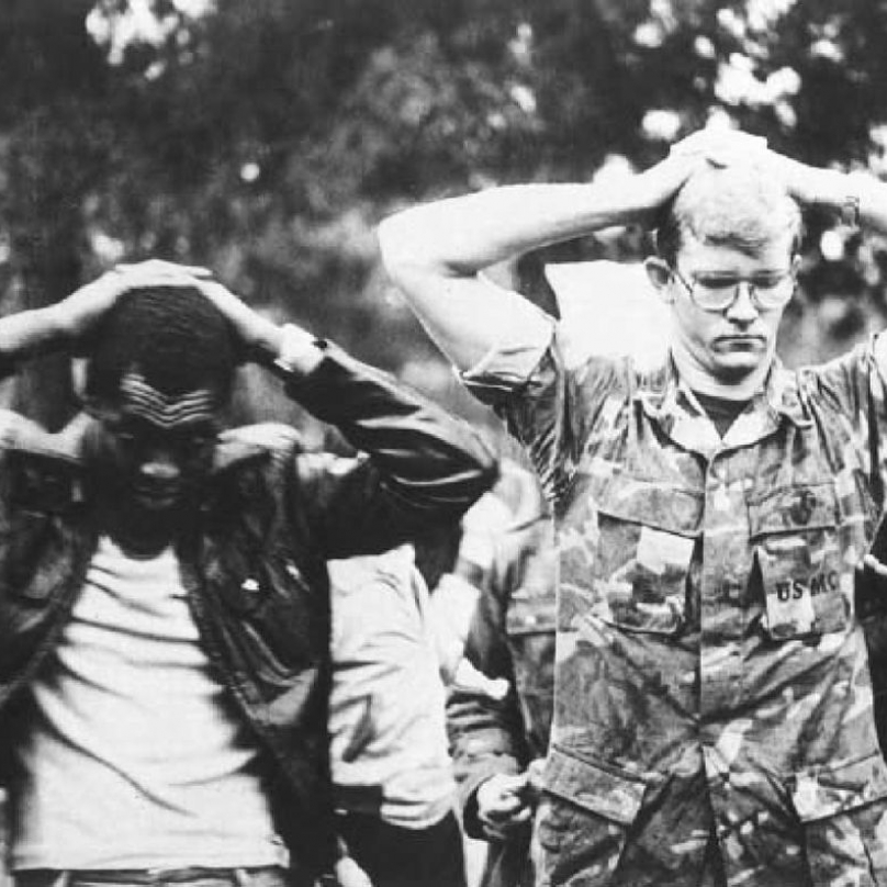 Dlouhých 444 dní čekali američtí rukojmí na vysvobození z íránského sevření.