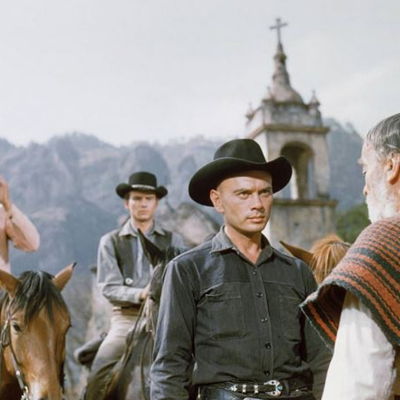Yul Brynner jako pistolník Chris, což je patrně jeho nejznámější role. Na snímku spolu s ním Steve McQueen, Horst Buchholz a Vladimir Sokoloff. Poslední jmenovaný se také narodil v Sovětském svazu.