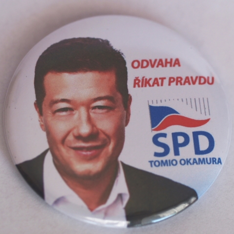Lidé pálí odznáčky SPD