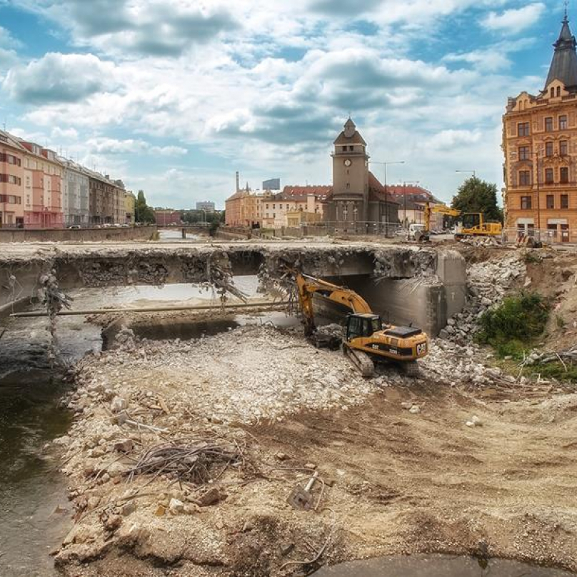 Demolice mostu v Olomouci.
