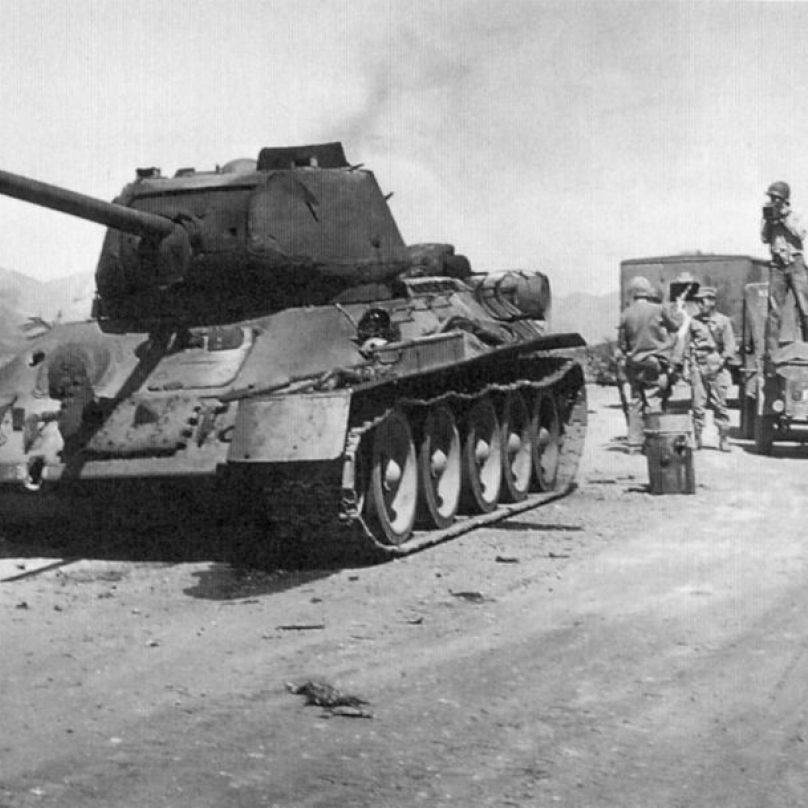 Zničený tank T-34. Snímek ze září 1950.
