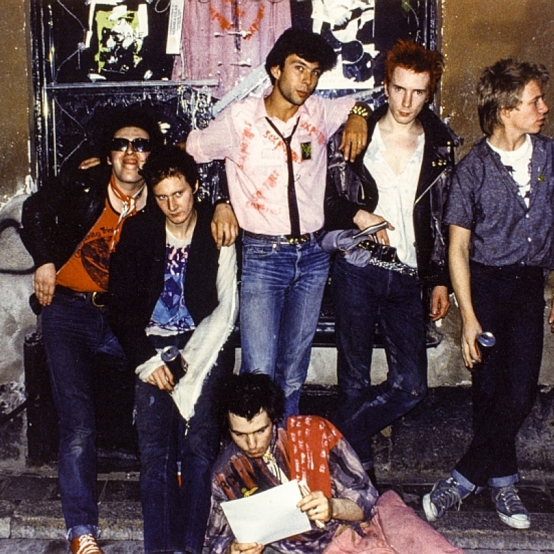 Kapela, která je dodnes symbolem punku, se dala dohromady v roce 1975 v Londýně.